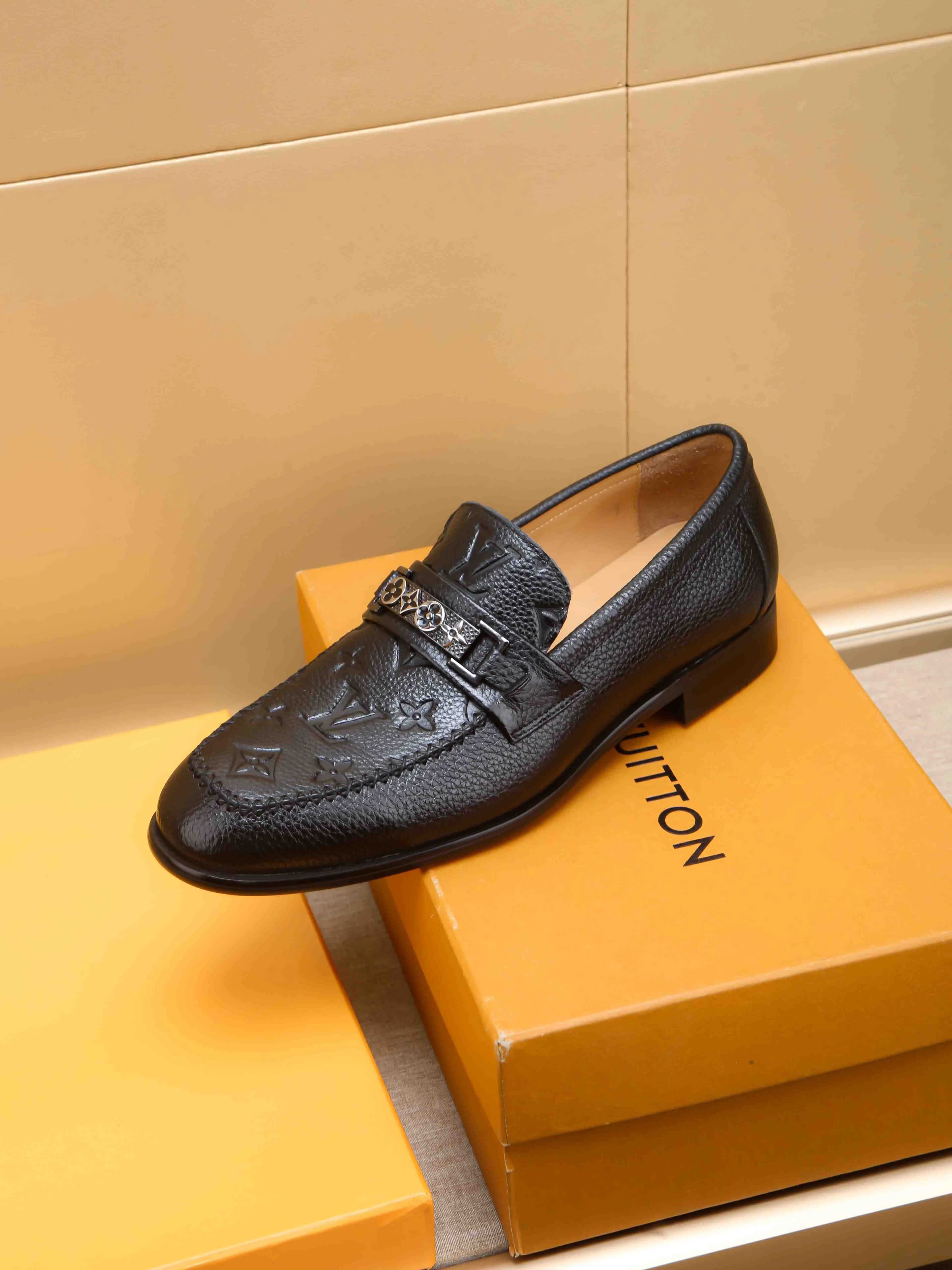 Men's shoes 💰 460 💰 Louis Vuitton LV ® 🆕 model 🔛Full shoe counter, first layer cowhide, 🐂leather lined casual shoes for men, super soft outsole, essential for driving. Counter synchronization, original first layer cowhide, completely 1:1 mold customization🌹top version, color optional! Number: 39-44 (customized at 38.45)